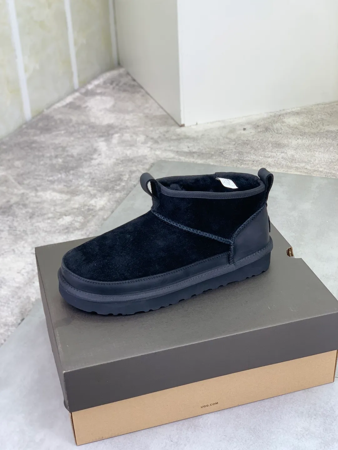 Men's men's shoes 💰P500 New top version UGG 2025 autumn and winter high-top new casual shoes new series Ansley Mules Fashionable and comfortable shallow flat slip-on casual loafers ✨ Classic suede cowhide with 10mm wool lining Insole suede collar Soft and comfortable ❤️ Decorated with UGG classic heat embossed brand logo on the back side Full texture Lightweight rubber sole Anti-slip, wear-resistant and comfortable Color: Black Brown Size: 39-45